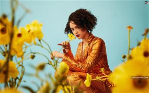 Nathalie Emmanuel glows like gold in a sunflower field